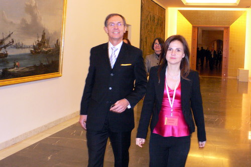 Kandidát Jan Švejnar kráčí do Španělského sálu